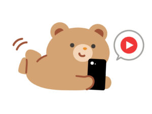 動画を見ている熊